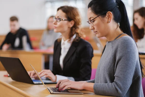 Grupo multinacional de estudiantes en un auditorio — Foto de Stock