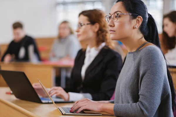 Multinationale groep van studenten in een auditorium — Stockfoto