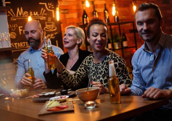 Group of friends having fun talk behind bar counter in a cafe — Stock Photo, Image