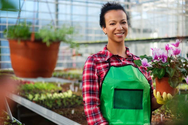 Schwarze Frau arbeitet in einem botanischen Garten — Stockfoto