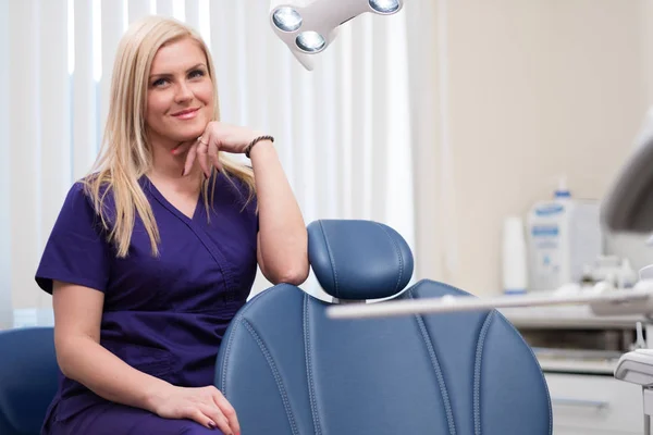 Jovem linda mulher loira dentista na cirurgia dentistas — Fotografia de Stock