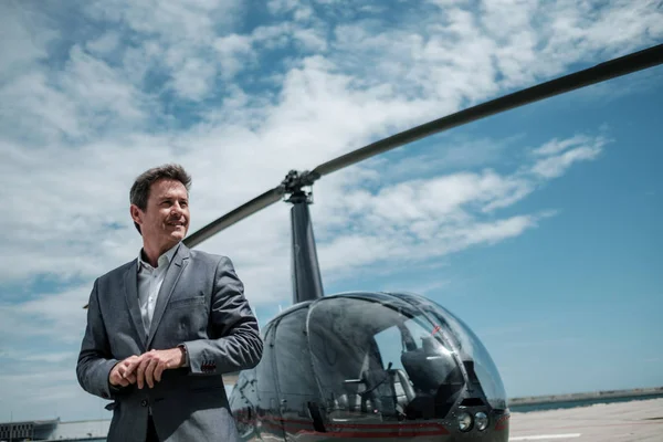 İş adamı özel helikopterin yanında duruyor. — Stok fotoğraf