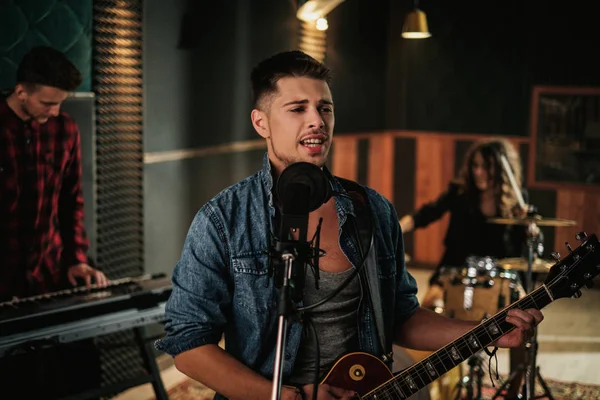 Banda de música ensayando en un estudio — Foto de Stock