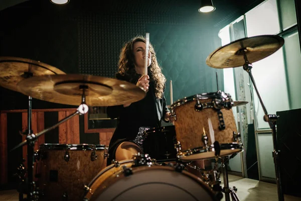 Kvinna som spelar trummor under musik bandet repetition — Stockfoto