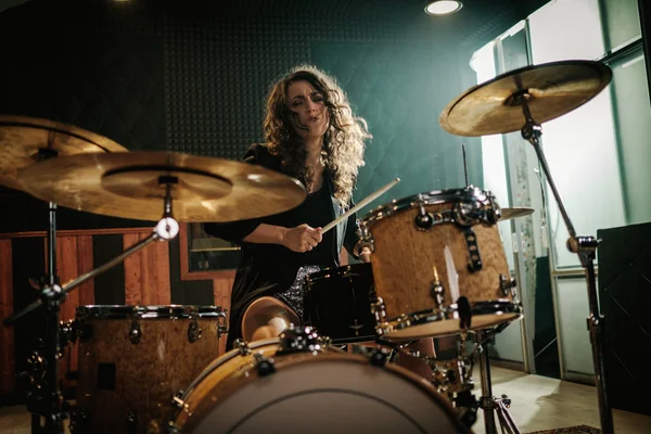 Woman playing drums during music band rehearsal — Stock Photo, Image