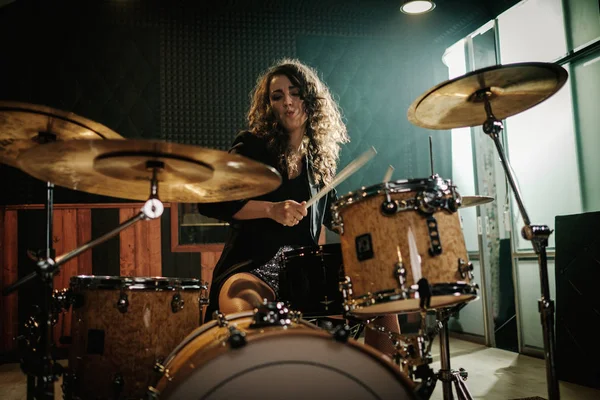 Mulher tocando bateria durante o ensaio da banda de música — Fotografia de Stock