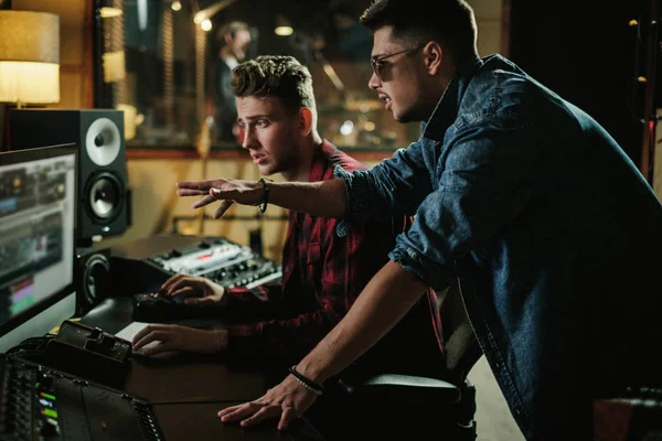 Sound engineer working in a music studio — Stock Photo, Image