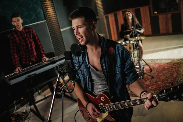 Banda de música ensayando en un estudio — Foto de Stock