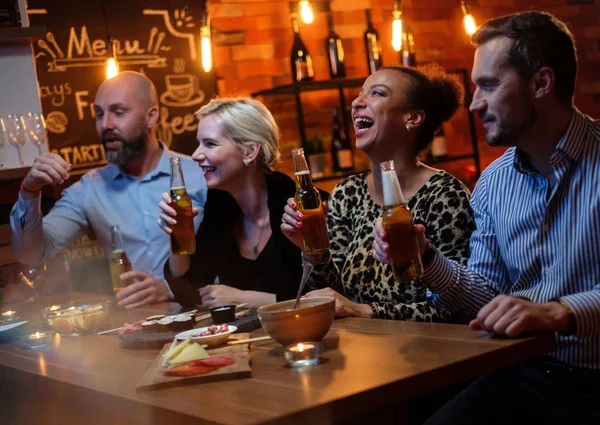 Group of friends having fun talk behind bar counter in a cafe — Stock Photo, Image