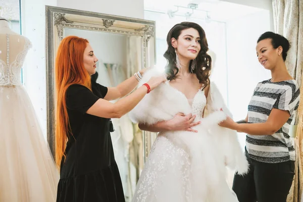 Noiva Beautifu escolher vestido de noiva em um salão de casamento — Fotografia de Stock