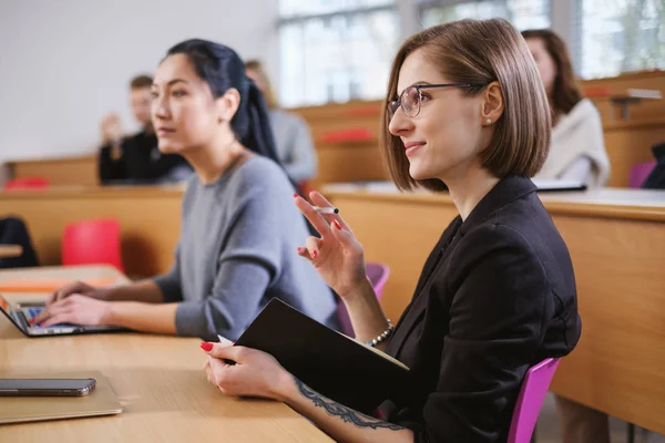 Multinationale groep van studenten in een auditorium — Stockfoto