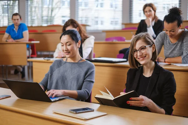 Grupo multinacional de estudantes em um auditório — Fotografia de Stock