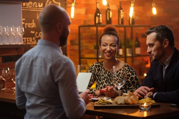 Пара беседующих с барменом за барной стойкой в кафе — стоковое фото