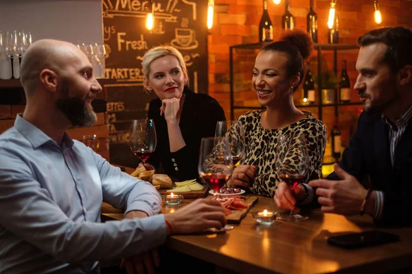 Groupe d'amis s'amuser parler derrière le comptoir du bar dans un café — Photo