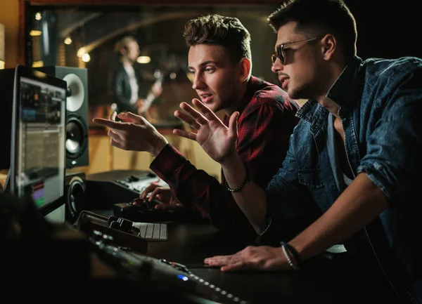 Ingeniero de sonido trabajando en un estudio de música — Foto de Stock