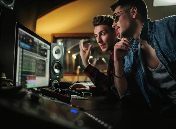 Ingeniero de sonido trabajando en un estudio de música —  Fotos de Stock