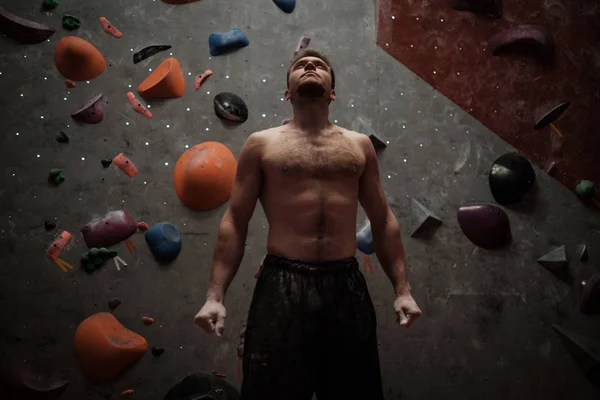 Tebeşir bouldering spor salonunda tırmanıştan önce kullanan atletik adam — Stok fotoğraf