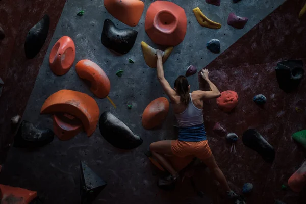 Mujer atlética practicando en un gimnasio de bouldering — Foto de Stock