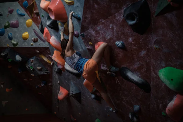 Atletik kadın bouldering spor salonunda pratik — Stok fotoğraf