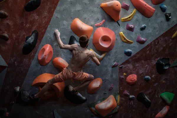 Hombre atlético practicando en un gimnasio de bouldering —  Fotos de Stock