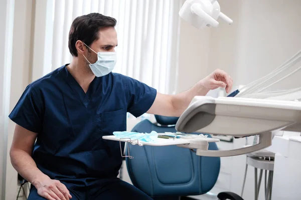Ο άνθρωπος ο οδοντίατρος εργάζεται σε ιδιωτικό ιατρείο. — Φωτογραφία Αρχείου