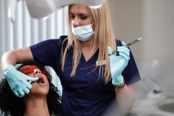 Joven hermosa mujer rubia dentista en la cirugía dentistas — Foto de Stock