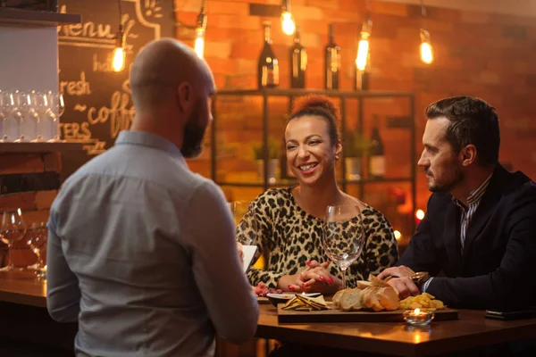 Пара беседующих с барменом за барной стойкой в кафе — стоковое фото