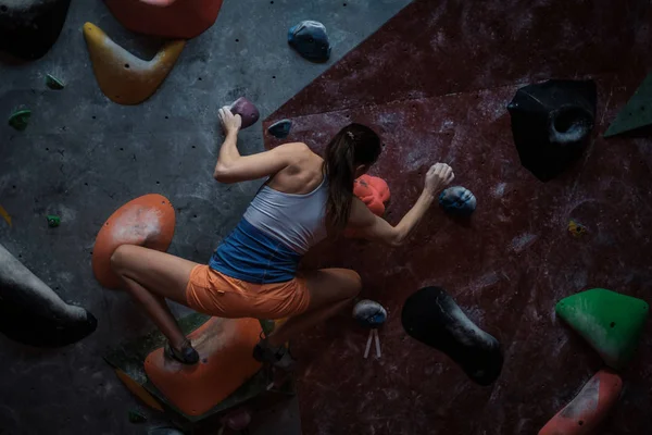 Donna atletica che pratica in una palestra di boulder — Foto Stock
