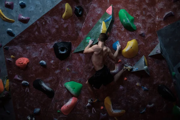 Homme athlétique pratiquant dans une salle de gym de bloc — Photo