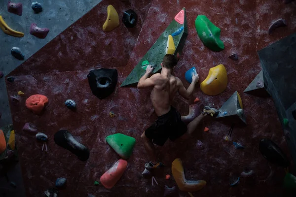 Sportlicher Mann übt in einer Boulderhalle — Stockfoto