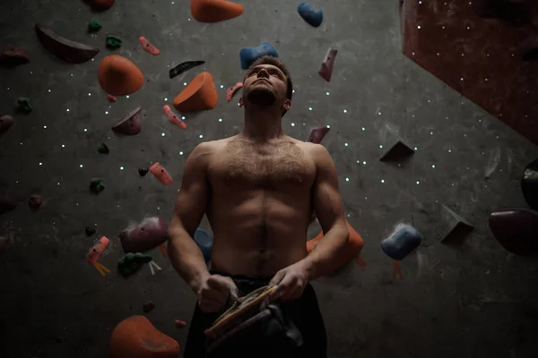 Tebeşir bouldering spor salonunda tırmanıştan önce kullanan atletik adam — Stok fotoğraf