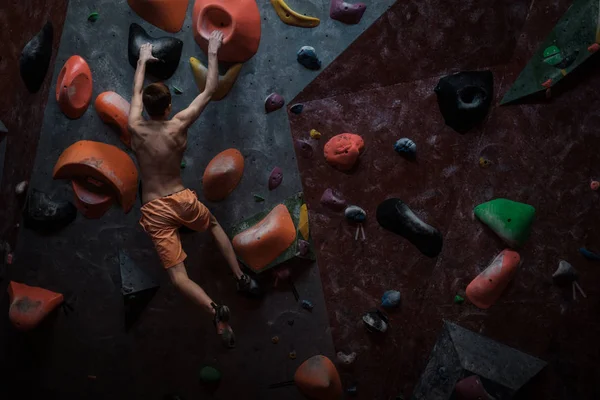 Sportlicher Mann übt in einer Boulderhalle — Stockfoto