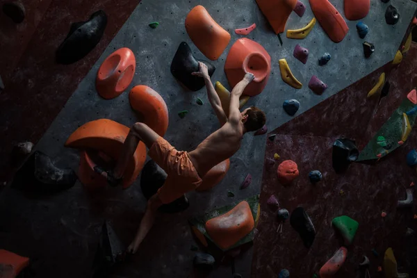 Athletic man practicing in a bouldering gym — Stock Photo, Image