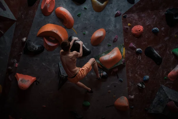Atletische man beoefenen in een sportschool boulderen — Stockfoto