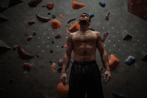 Homme athlétique utilisant la craie avant de grimper dans un gymnase de bloc — Photo