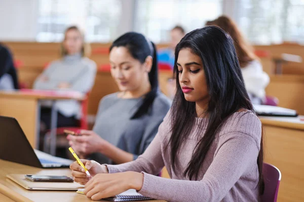 Grupo multinacional de estudantes em um auditório — Fotografia de Stock