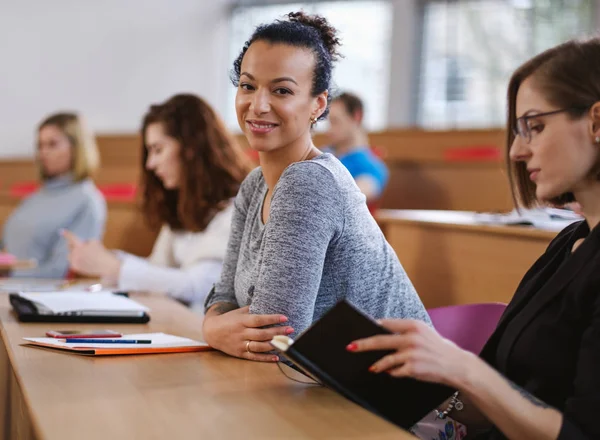 Gruppo multinazionale di studenti in un auditorium — Foto Stock