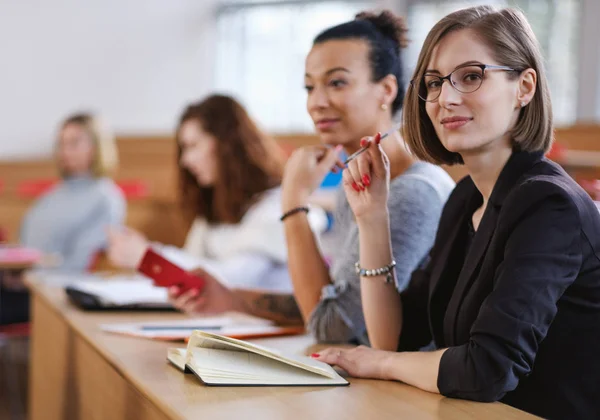 Gruppo multinazionale di studenti in un auditorium — Foto Stock