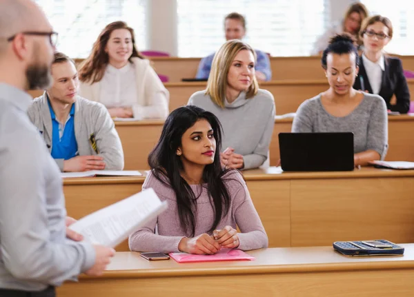 Docent en multinationale groep studenten in een auditorium — Stockfoto