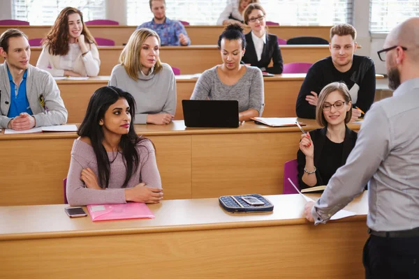 Profesor y grupo multinacional de estudiantes en un auditorio — Foto de Stock