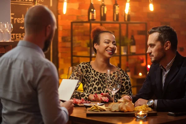 Couple parlant au barman derrière le comptoir du bar dans un café — Photo