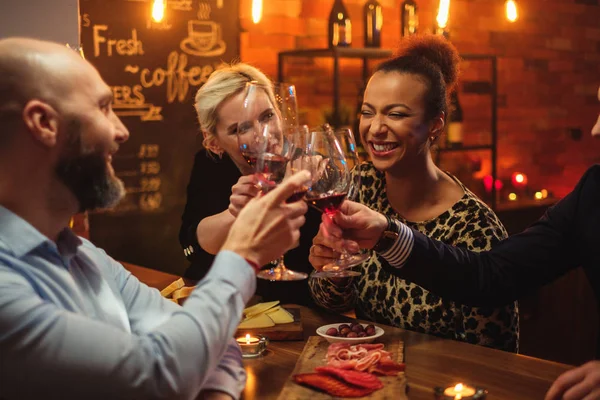 Group of friends having fun talk behind bar counter in a cafe — Stock Photo, Image