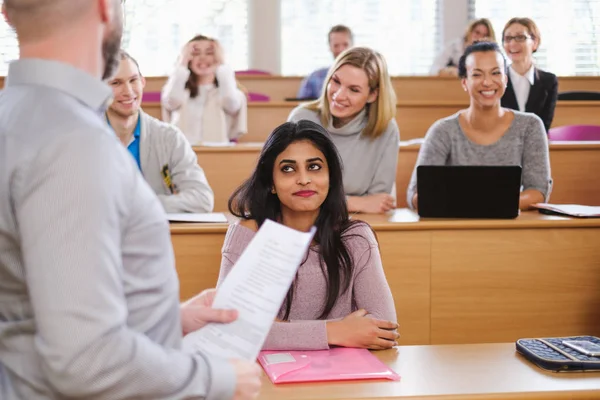 Föreläsare och multinationell grupp studenter i hörsal — Stockfoto