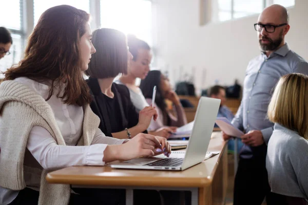 Profesor y grupo multinacional de estudiantes en un auditorio — Foto de Stock