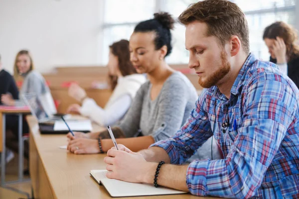 Multinationell grupp studenter i hörsal — Stockfoto