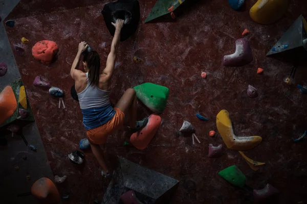 Mujer atlética practicando en un gimnasio de bouldering —  Fotos de Stock