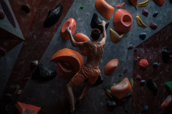 Atletik erkek bouldering spor salonunda pratik — Stok fotoğraf
