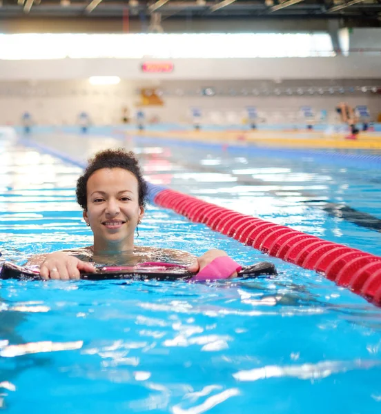 Siyah kadın su aerobiği sınıfı bir yüzme havuzunda katılıyor — Stok fotoğraf