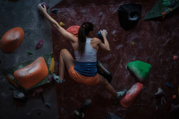 Αθλητική γυναίκα εξάσκηση στο γυμναστήριο bouldering — Φωτογραφία Αρχείου
