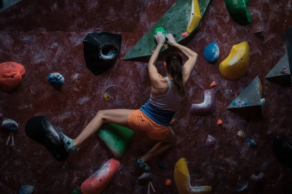 Atletik kadın bouldering spor salonunda pratik — Stok fotoğraf